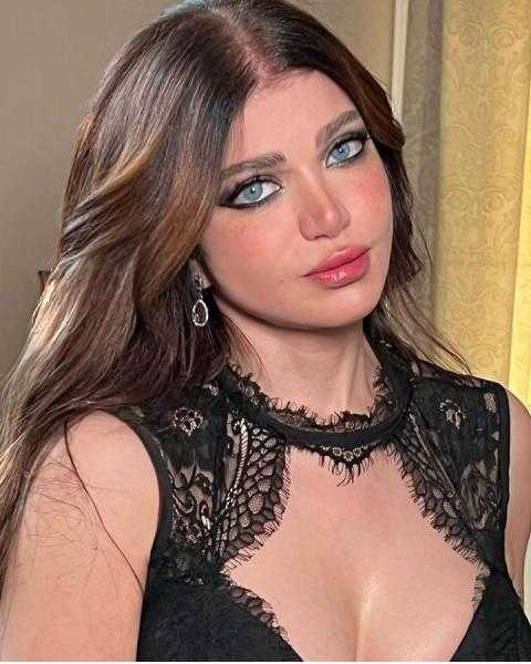 ياسمين الخطيب تخطف الأنظار بإطلالة جذابة