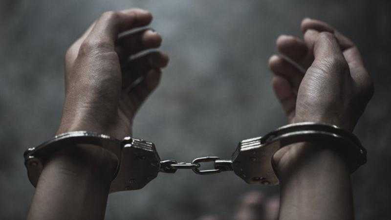 القبض على شاب تعدى على شقيقاته الثلاثة بسلاح أبيض في بني سويف