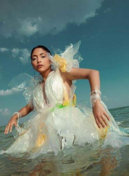 بفستان بلاستيك ..  مي الغيطي تدعم البيئة