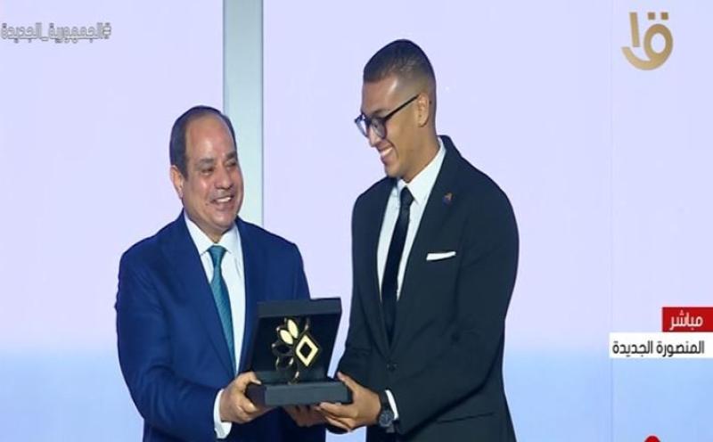 الرئيس السيسي يكرم عددا من النماذج المشرفة من أبناء الدقهلية