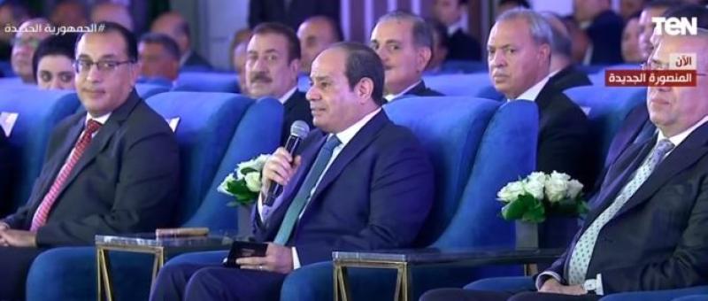 السيسي يفاجئ أحد المستفيدين من مبادرة ”ابدأ” بهذا السؤال.. «فيديو»