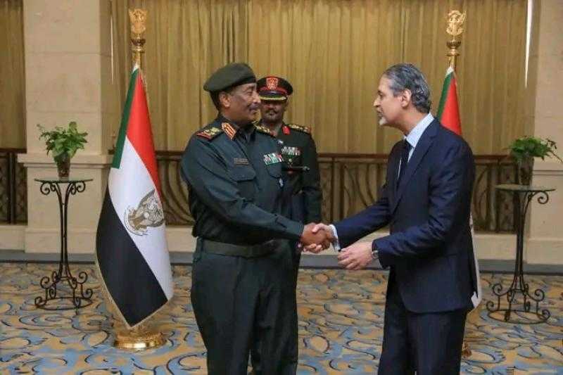 سفير مصر الجديد لدى السودان يقدم أوراق اعتماده لرئيس المجلس السيادي الانتقالي السوداني