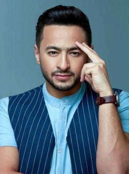 بإطلالة كاجوال.. حمادة هلال في أحدث ظهور له