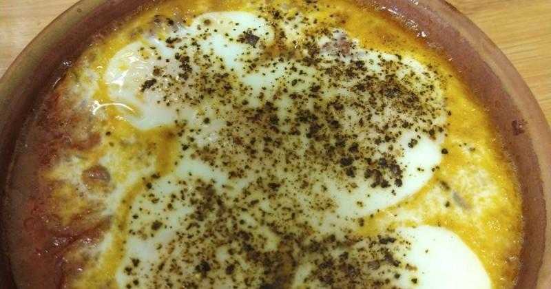 لفطار مختلف يوم الجمعة.. طريقة عمل طاجن فول بالبيض بمذاق لا يقاوم