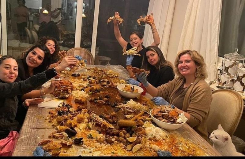 هنا شيحة تخطف الأنظار بصورة جماعية على مائدة طعام