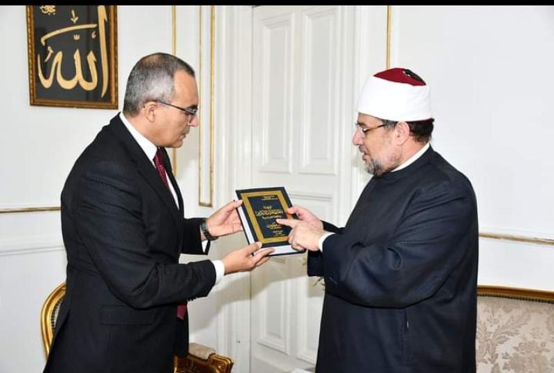 وزير الأوقاف والسفير خالد عارف خلال اللقاء 