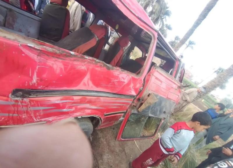 إصابة 10 أشخاص في حادث تصادم سيارتين بأسيوط