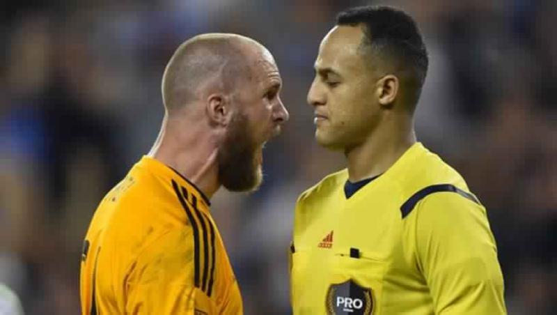حكام مباريات الاثنين في كأس العالم 2022 