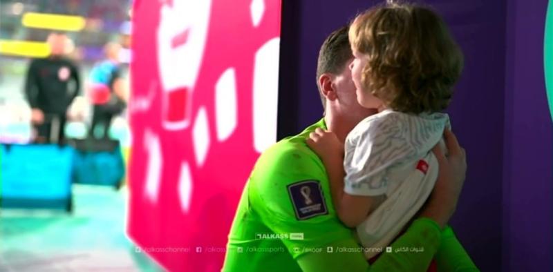 شاهد.. لقطة مؤثرة لحارس بولندا وابنته بعد الإقصاء من كأس العالم 2022