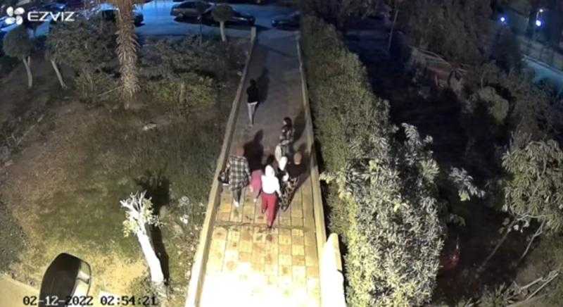 شاهد.. لحظة اعتداء 6 بلطجية على أم وبناتها الأربعة في مدينة نصر
