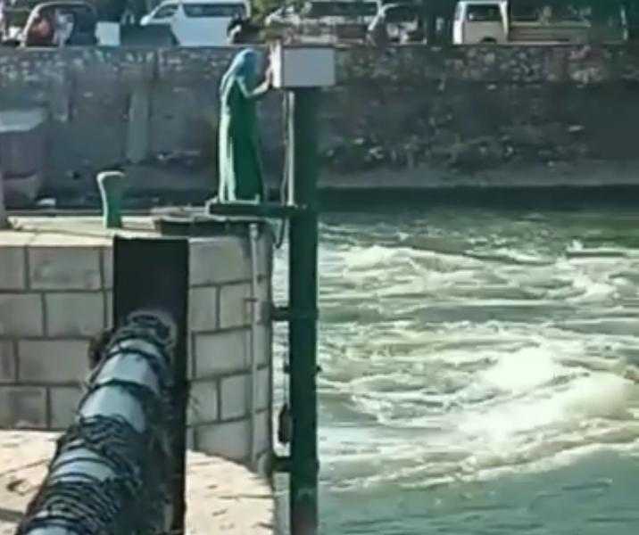 بالفيديو.. سائق «توك توك» ينقذ فتاة من الانتحار في اللحظة الأخيرة بالمنصورة