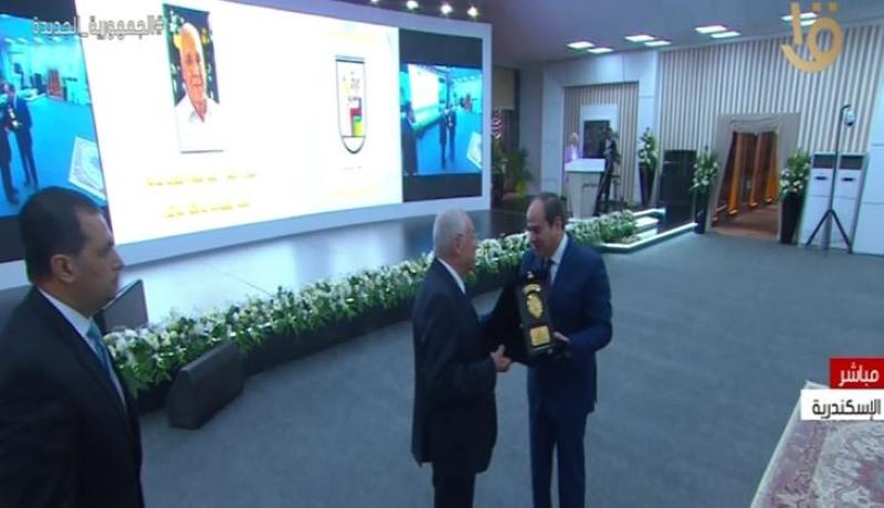 السيسي يكرم الاستشاري المشرف على تنفيذ مشروع محور أبو ذكري