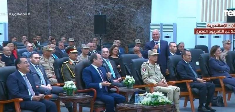 السيسي مداعبا وزير النقل: «نحلت وبرنا في مشروعات الوزارة».. فيديو