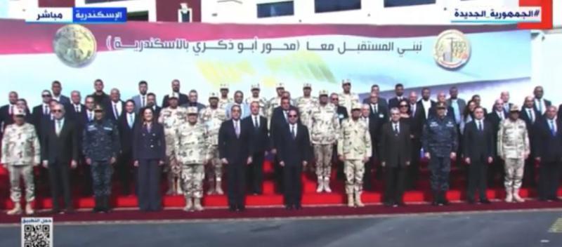 السيسي يلتقط صورة تذكارية في ختام افتتاح مشروع محور المشير أبو ذكري.. «فيديو»