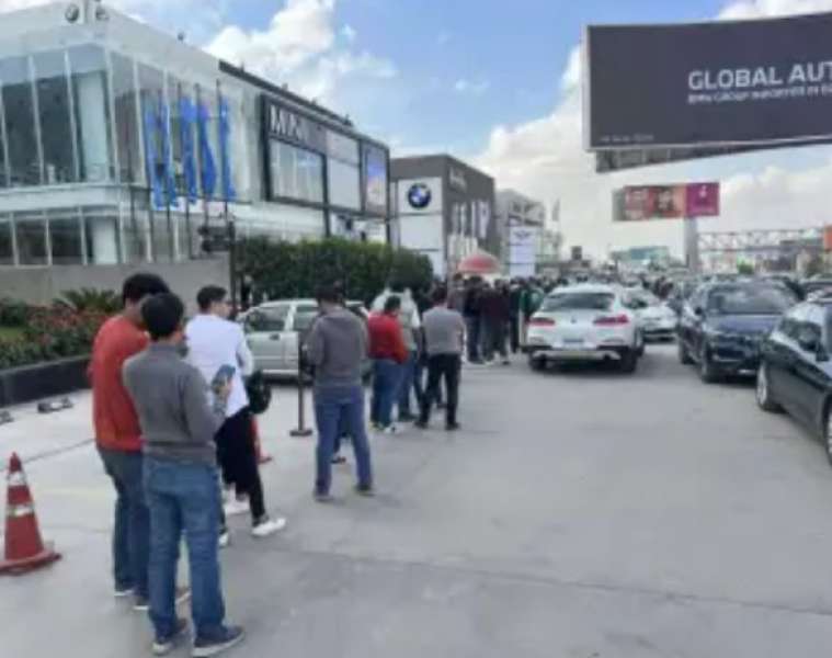 طوابير الشباب لحجز سيارات BMW الجديدة