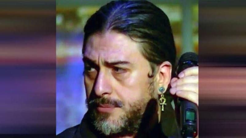 عز الأسطول بعد تعرضه للانتقادات بسبب ارتدائه حلق: «حرية شخصية»