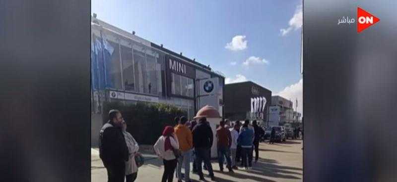 لأول مرة.. كشف سر الطوابير الطويلة أمام توكيل سيارات BMW.. «فيديو»