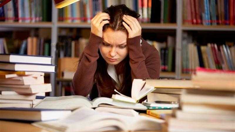 للطلاب.. احذر هذه العادات تعرضك للإصابة بالصداع أثناء الدراسة.. «فيديو»