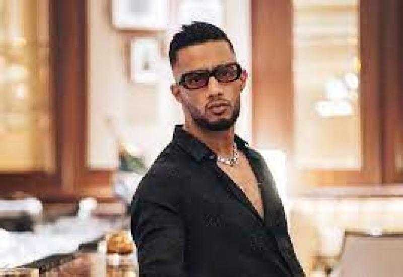 شاهد.. وصلة رقص مثيرة بين محمد رمضان ومضيفة داخل طائرة