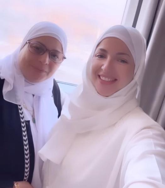 «ربنا يرضى عليكي حققتيلي حلمي».. والدة منى فاروق تدعو لها بعد اصطحابها للعمرة