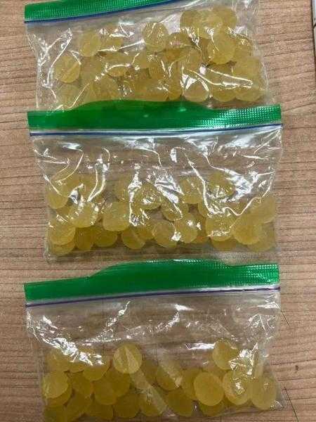 جمارك مطار القاهرة تضبط حلوى يشتبه فى احتوائها على مواد مخدرة.. صور