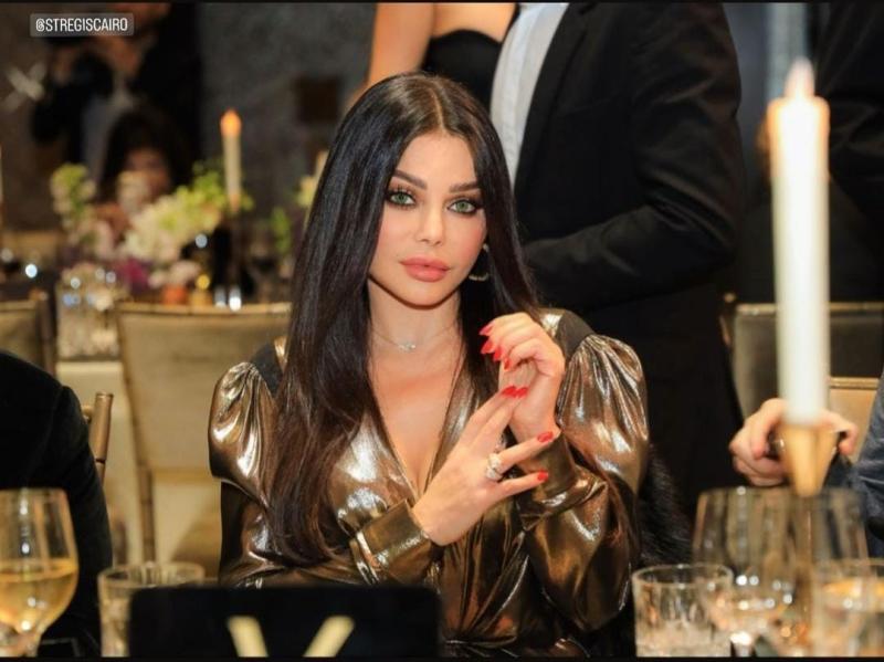 شاهد.. هيفاء وهبي تتألق بإطلالة ذهبية لامعة على السوشيال ميديا