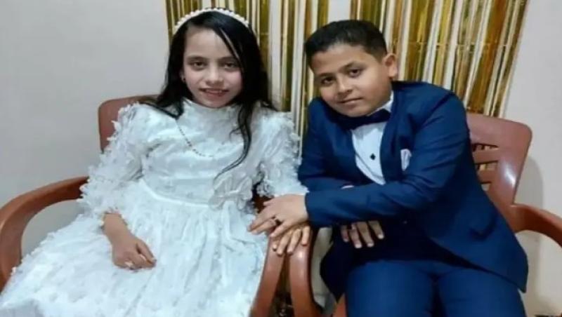 «كانوا بيلعبوا».. أول تعليق من أم الطفل عريس الشرقية بعد صورة خطوبته