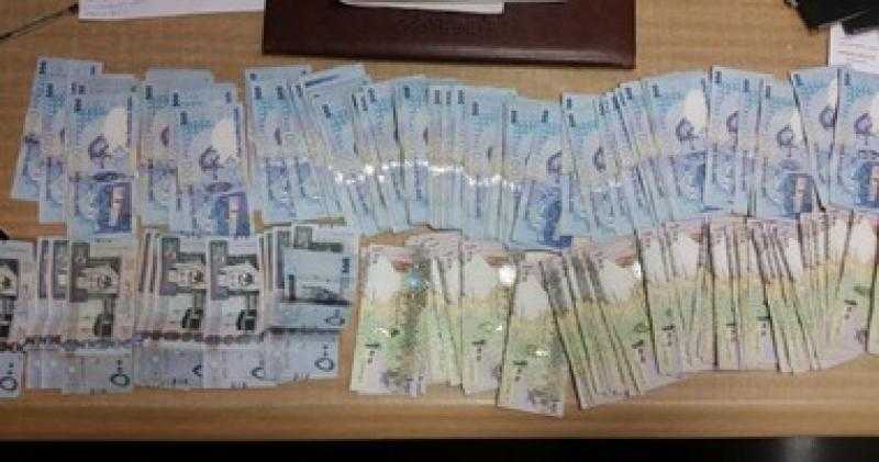 ضبط شخص حاول تهريب عملات محلية وأجنبية بمطار برج العرب