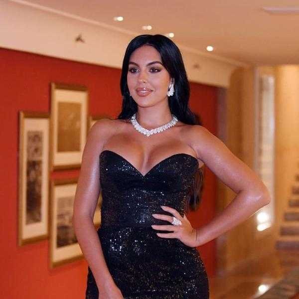 جورجينا تخطف الأنظار بلوك خليجي عبر إنستجرام