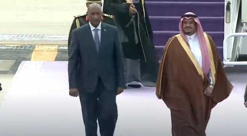 رئيس المجلس السيادي السوداني يصل الرياض للمشاركة في القمة العربية الصينية.. «فيديو»