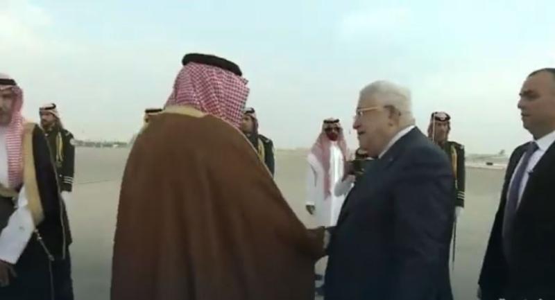 الرئيس الفلسطيني يصل الرياض للمشاركة بالقمة العربية الفلسطينية