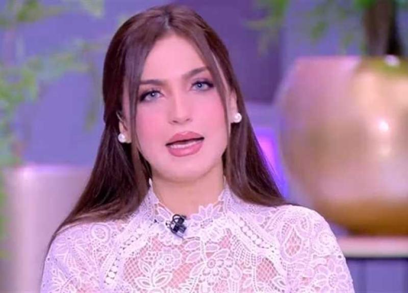 الإعلامية ياسمين عز