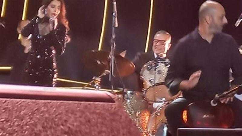 شريف منير يعزف درامز في حفل نانسي عجرم