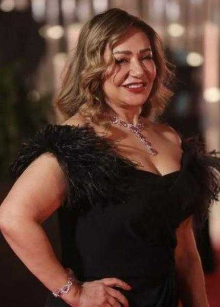 ليلى علوي تخطف الأنظار بإطلالة ناعمة