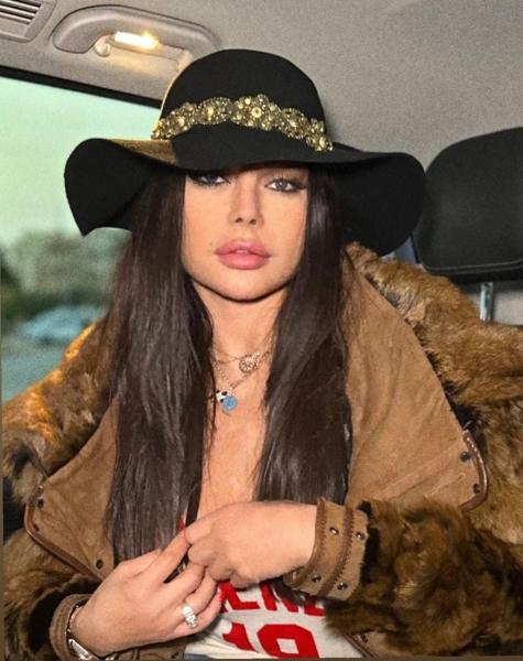 بـ«قبعة وسيارة فارهة».. هيفاء وهبي تثير جدلًا واسعًا على السوشيال ميديا