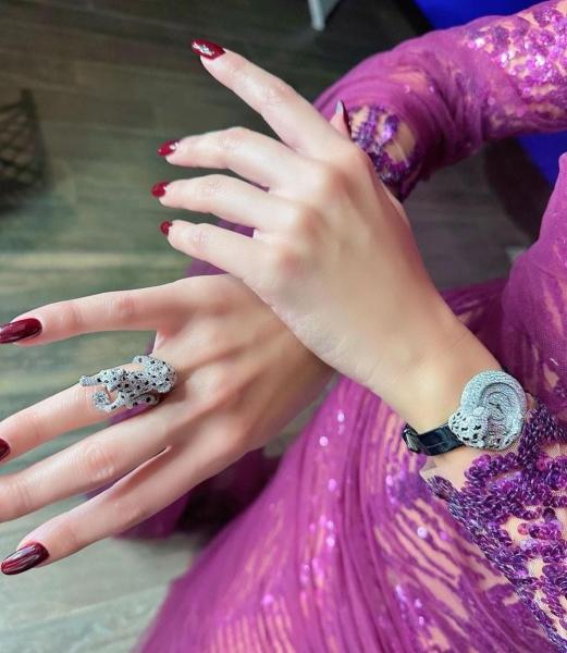 ياسمين صبري ترتدي خاتمًا مرصعًا بالألماس وتثير الجدل من جديد