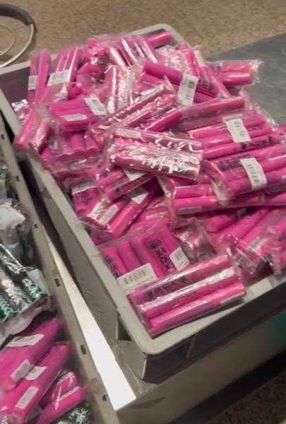 جمارك مطار القاهرة تحبط تهريب 720 عبوة مستحضرات تجميل وهواتف وساعات ذكية