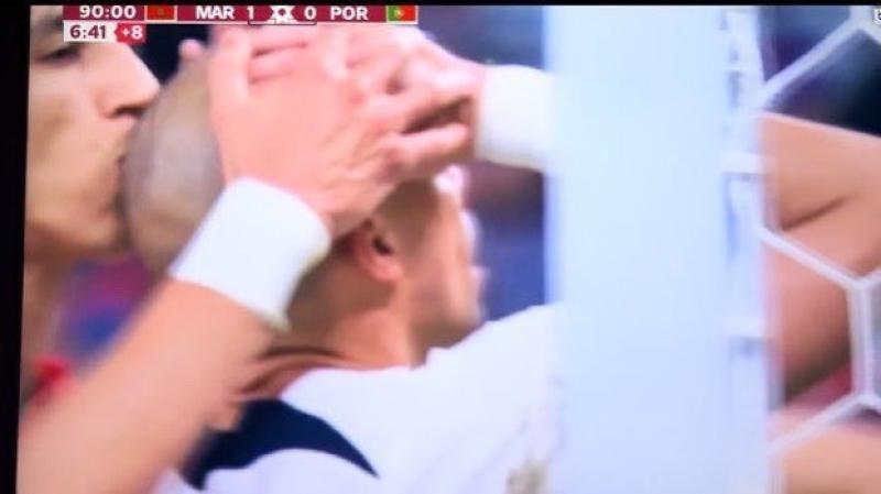شاهد.. قبلة لـ بيبي من لاعب المغرب على تضييعه هدف التعادل للبرتغال