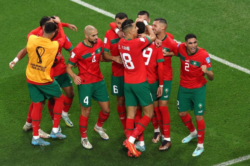 شاهد.. احتفالات لاعبو المغرب مع وليد الركراكي والجماهير بعد التأهل لنصف نهائي المونديال