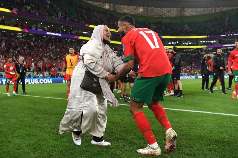 الاحتفال الأهم للمغرب.. سفيان بوفال يحتفل بالتأهل التاريخي مع والدته «صور»