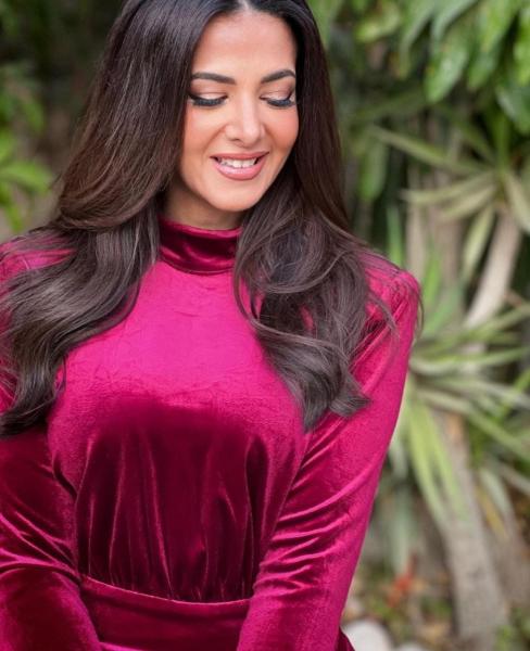 دنيا سمير غانم تخطف قلوب متابعيها بإطلالة شتوية حمراء