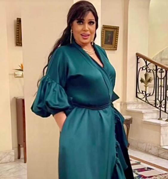 فيفي عبده تتألق في أحدث ظهور من داخل منزلها
