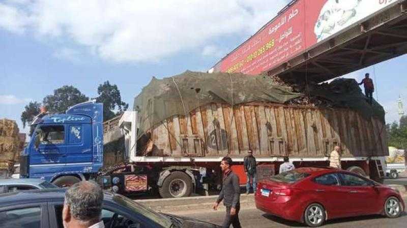 اصطدام سيارة نقل بحديد كوبري إمبابة