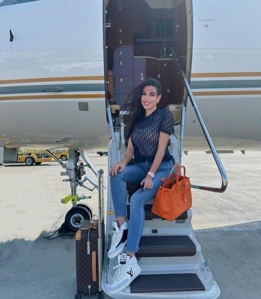 الجمهور يهاجم ياسمين صبري على متن طيارتها الخاصة