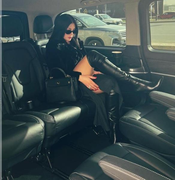 إطلالة متكررة من داخل سيارة فارهة لهيفاء وهبي تثير غضب الجمهور