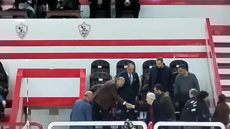 مرتضى منصور يُرحب بأعضاء مجلس إدارة الأهلي في نادي الزمالك