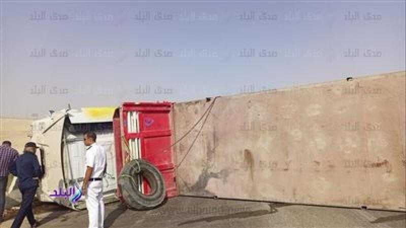 انقلاب سيارة نقل أعلى محور 30 يونيو بالإسماعيلية