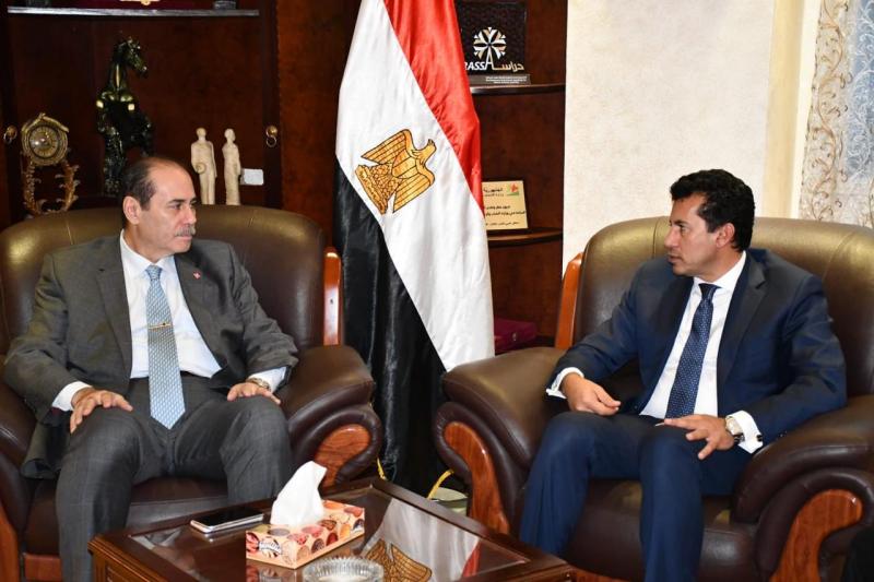 وزير الشباب والرياضة يلتقي رئيس مجلس إدارة بنك الشركة المصرفية العربية الدولية SAIB 
