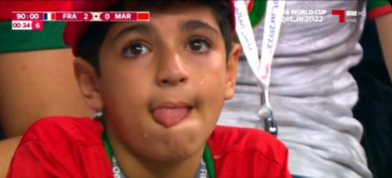 شاهد.. دموع طفل مغربي حزنًا على خسارة المغرب أمام فرنسا