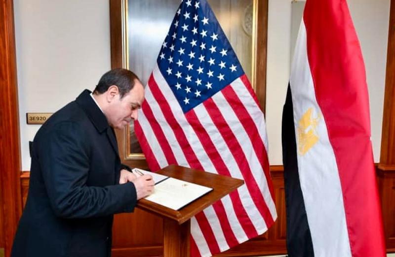 الرئيس عبد الفتاح السيسي أثناء إهداء كلمة الشرف في سجل البنتاجون